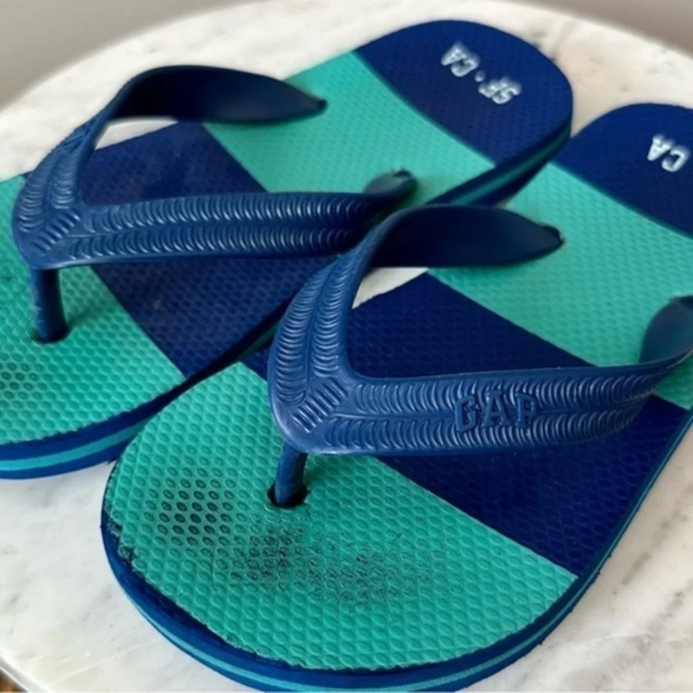 🔴GAP m Boys 3 / 4 Flip Flop Sandals. Navy green blue Striped Sandals size 1-2